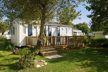 mobile home with yard